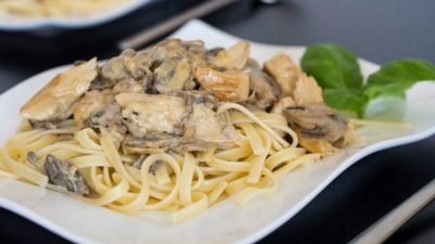 Паста с курицей и грибами в винно-горчичном соусе