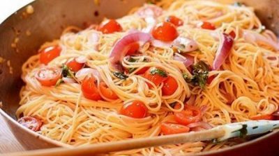 Паста с сыром, красным луком и черри