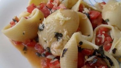 Паста со свежими помидорами, пармезаном и чесноком