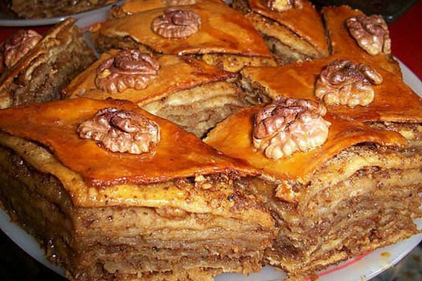 Пахлава медовая с орехами и изюмом – Свежие Рецепты – кулинарный сайт