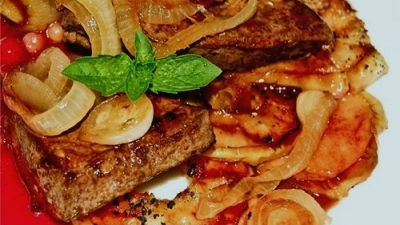 Печень по-берлински «Leber Berliner Art» с яблоками