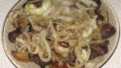 Печень с луком и яблоками по-берлински