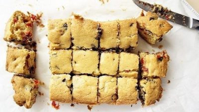 Печенье с кусочками шоколада и сушеной вишней