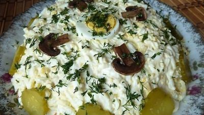 Печеночный слоеный салат с шампиньонами