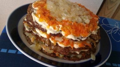Печеночный торт с соленым огурцом