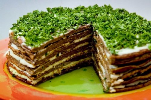 Печеночный торт со сметаной и зеленью