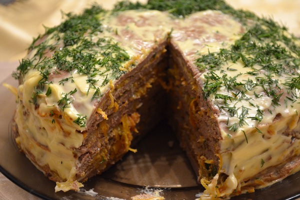Вкусный печёночный торт «Закусочный» с луком, морковью и грибами