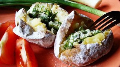 Печeный картофель с творогом и чесноком