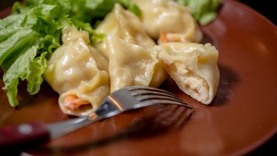 Пельмени с мясом креветок и кукурузой
