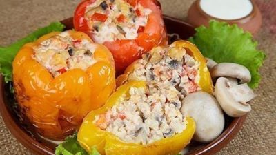 Перец, фаршированный грибами, рисом и морковью