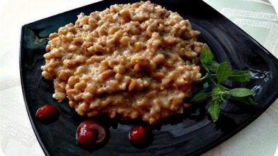 Перлотто с лесными грибами и луком