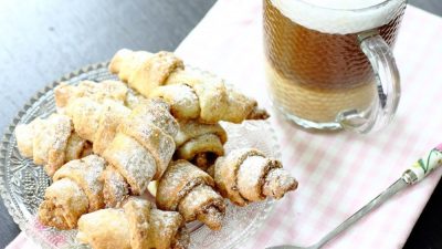 Песочные рогалики с орешками и корицей