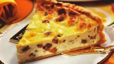 Песочный пирог с изюмом и творогом