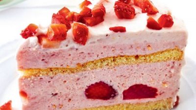 Песочный торт с творожно-клубничной начинкой