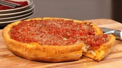 Пицца фаршированная сыром и овощами по-чикагски