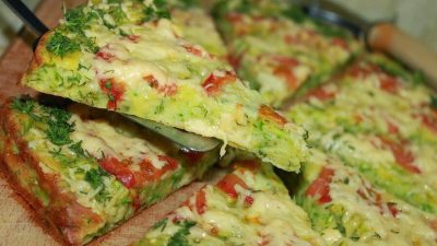 Пицца из кабачков с курицей и помидорами