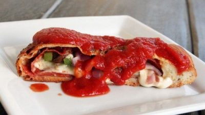 Пицца «Кальцоне» с домашним соусом