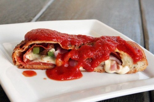 Пицца «Кальцоне» с домашним соусом