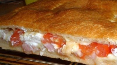 Пицца «Кальцоне» с сыром и мясным фаршем