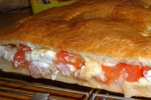 Пицца «Кальцоне» с сыром и мясным фаршем