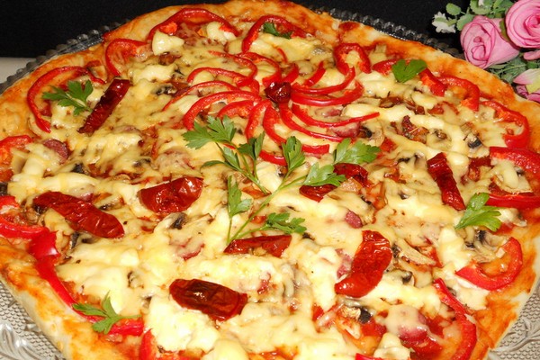 Пицца «Праздничная» с колбасой
