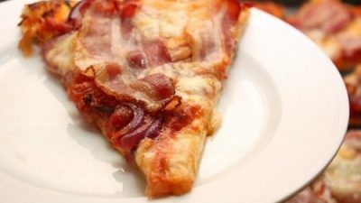 Пицца с беконом и сыром Моцарелла
