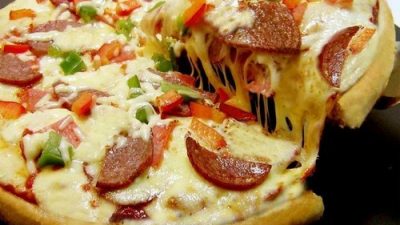 Пицца с грибами, сыром и итальянскими колбасками