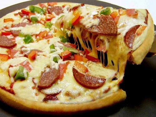 Пицца с грибами, сыром и итальянскими колбасками