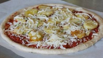 Пицца с индейкой, сардельками и яйцом