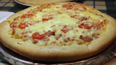 Пицца с колбасой и сыром из дрожжевого теста
