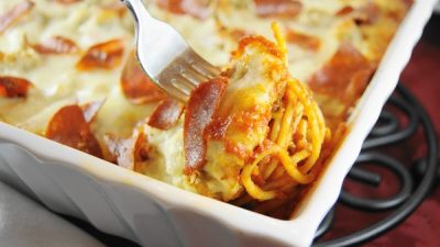 Пицца с колбасой на спагетти