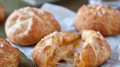 Пицца с пепперони и сыром в булочках