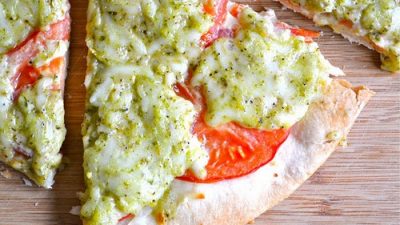 Пицца с помидорами, моцареллой и базиликом