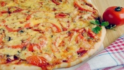 Пицца с шампиньонами и куриным фаршем