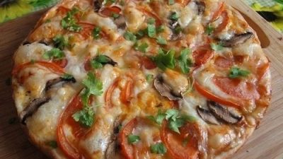 Пицца с сыром моцарелла и вкусным соусом