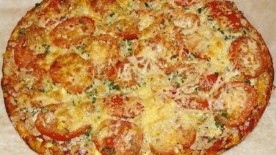 Пицца с ветчиной и помидорами на лаваше