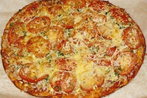 Пицца с ветчиной и помидорами на лаваше