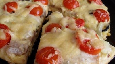 Пицца со свининой, помидорами черри и моцареллой
