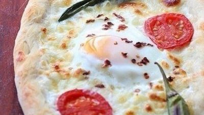 Пиде с яйцом, помидорами и сыром