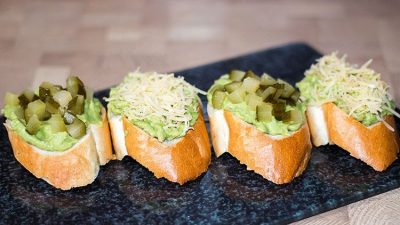 Пикантная паста из авокадо с лимонным соком