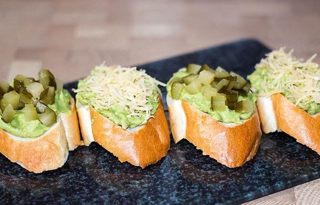 Сытный бутерброд с авокадо и яйцом-пашот - пошаговый рецепт с фото