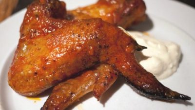 Пикантные куриные крылышки на мангале