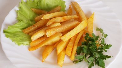 Пикантный картофель фри в духовке без масла