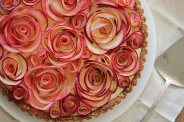 Пирог «Букет роз» с яблоком