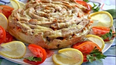 Пирог «Чайная роза» с курицей и грибами