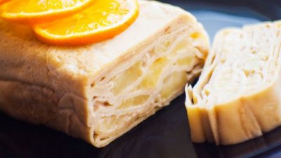 Пирог из блинов с яблоками и корицей