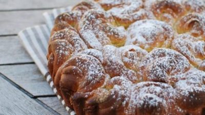 Пирог из булочек «Букет роз»