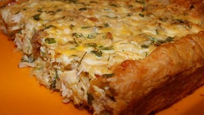 Пирог из слоеного теста с куриной грудкой