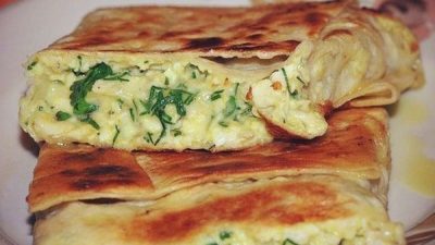 Пирог из тонкого лаваша с сыром и зеленью