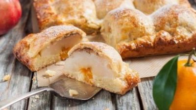 Пирог из творожного теста с фруктами